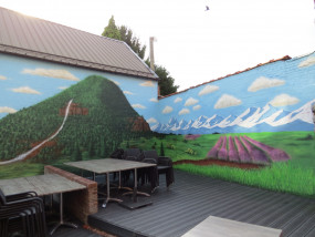 Muurschildering buiten terras restaurant landschap